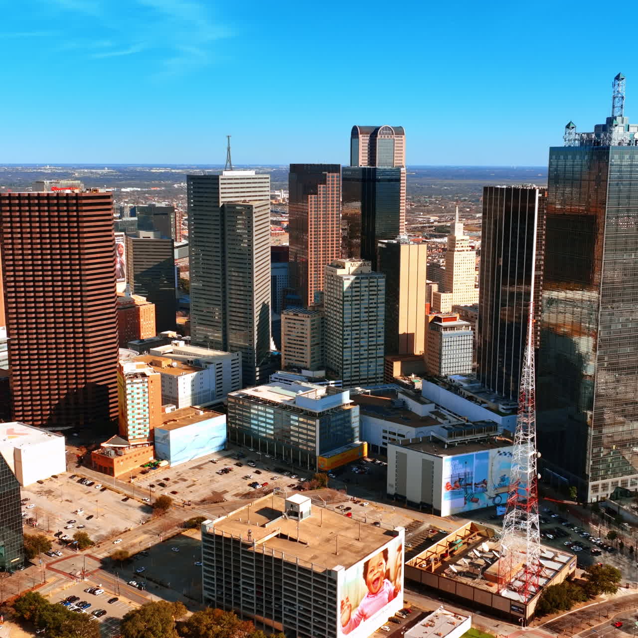 Avvicinandosi ai grattacieli nel centro di Dallas, Texas, USA. Paesaggio urbano di una metropoli in una giornata di sole.