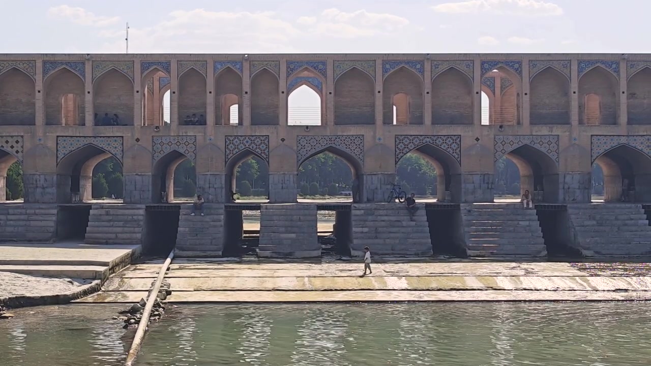 İsfahan'daki Khaju Köprüsü Boyunca Yürüyen Kişi
