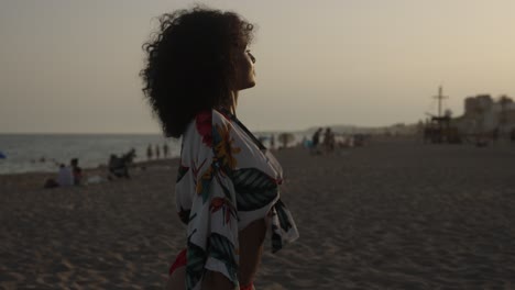 una mujer en una playa.