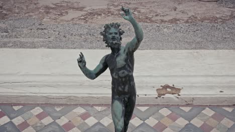 estatua de bronce en pompeya, nápoles, italia