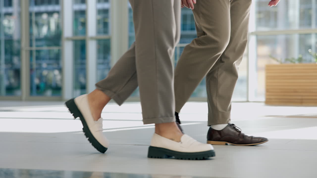 다리, 사무실, 그리고 함께  ⁇ 는 사업가들