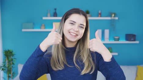 una joven feliz y positiva hace una señal a la cámara.