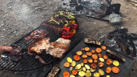 Chef-Preparando-Deliciosas-Verduras-A-La-Parrilla,-Carne-Y-Morcillas-A-La-Parrilla-Argentina,-Estilo-Sudamericano-A-La-Parrilla