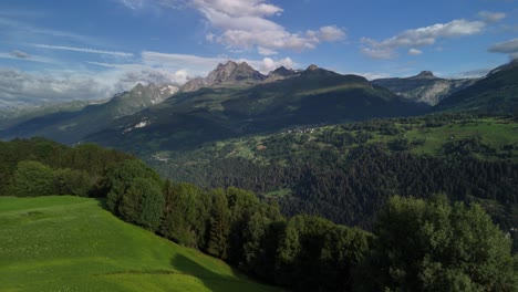 las montañas de los alpes suizos, la naturaleza al aire libre, el bosque del valle en suiza, europa