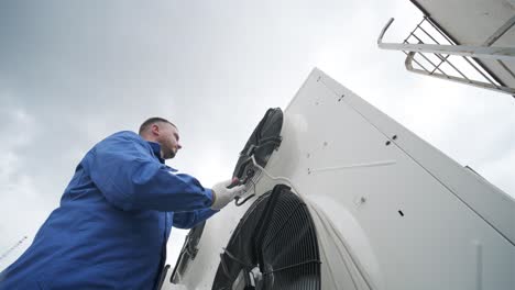 ensayo con un anemómetro de un ventilador axial de la unidad de condensación