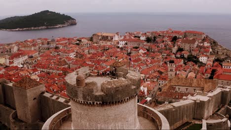 Eine-Aufnahme-Der-Altstadt-Von-Dubrovnik,-Kroatien,-Ein-Blick-Auf-Den-Turm