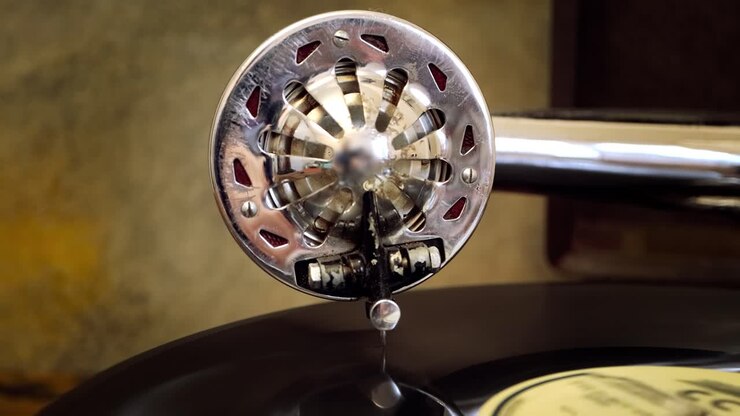 Gramofone vintage tocando um disco de vinil antigo
