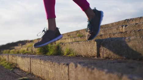 Sección-Baja-De-Una-Mujer-Afroamericana-En-Ropa-Deportiva-Haciendo-Ejercicio-En-Las-Escaleras