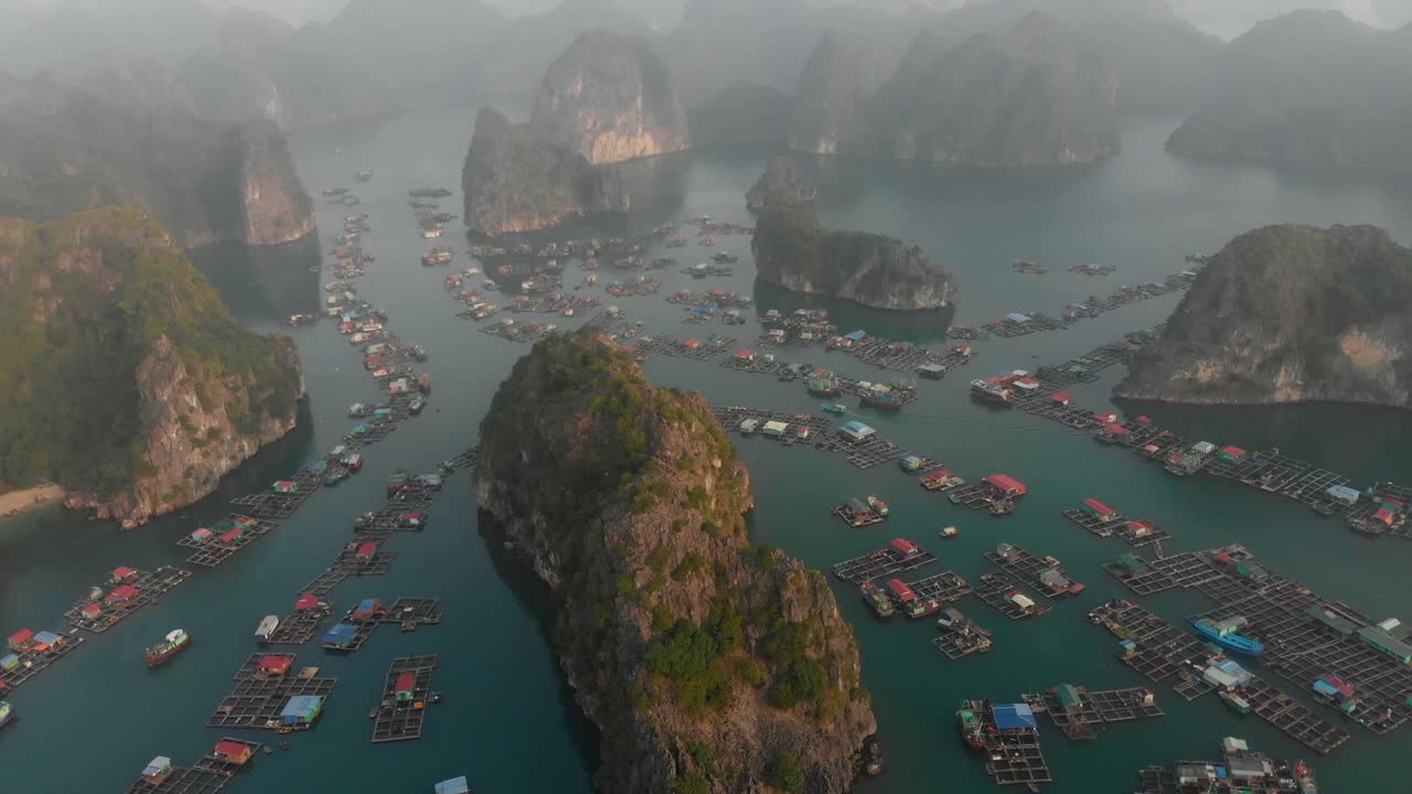 Bình minh trên những tảng đá Vịnh Hạ Long, Hải Phòng, Việt Nam