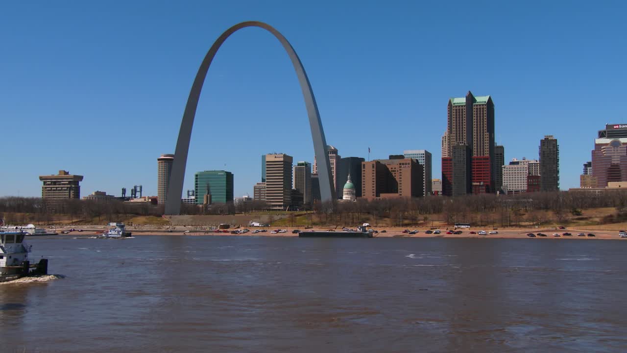 예인선은 세인트 루이스 근처의 미시시피 강을 여행합니다.