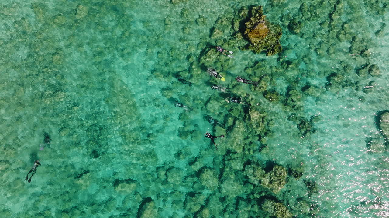 grupo aéreo de drones de buzos y buceadores, océano mediterráneo turquesa