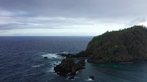 Toma-Aérea-Panorámica-De-Primer-Plano-Del-Cráter-Ka&#39;uiki-Head-En-El-Borde-De-La-Bahía-De-Hana-En-Maui,-Hawaii