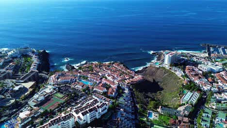 Blick-Auf-Das-Meer-Von-Der-Drohne-Im-Ferienort-Teneriffa,-Costa-Adeje,-Spanien