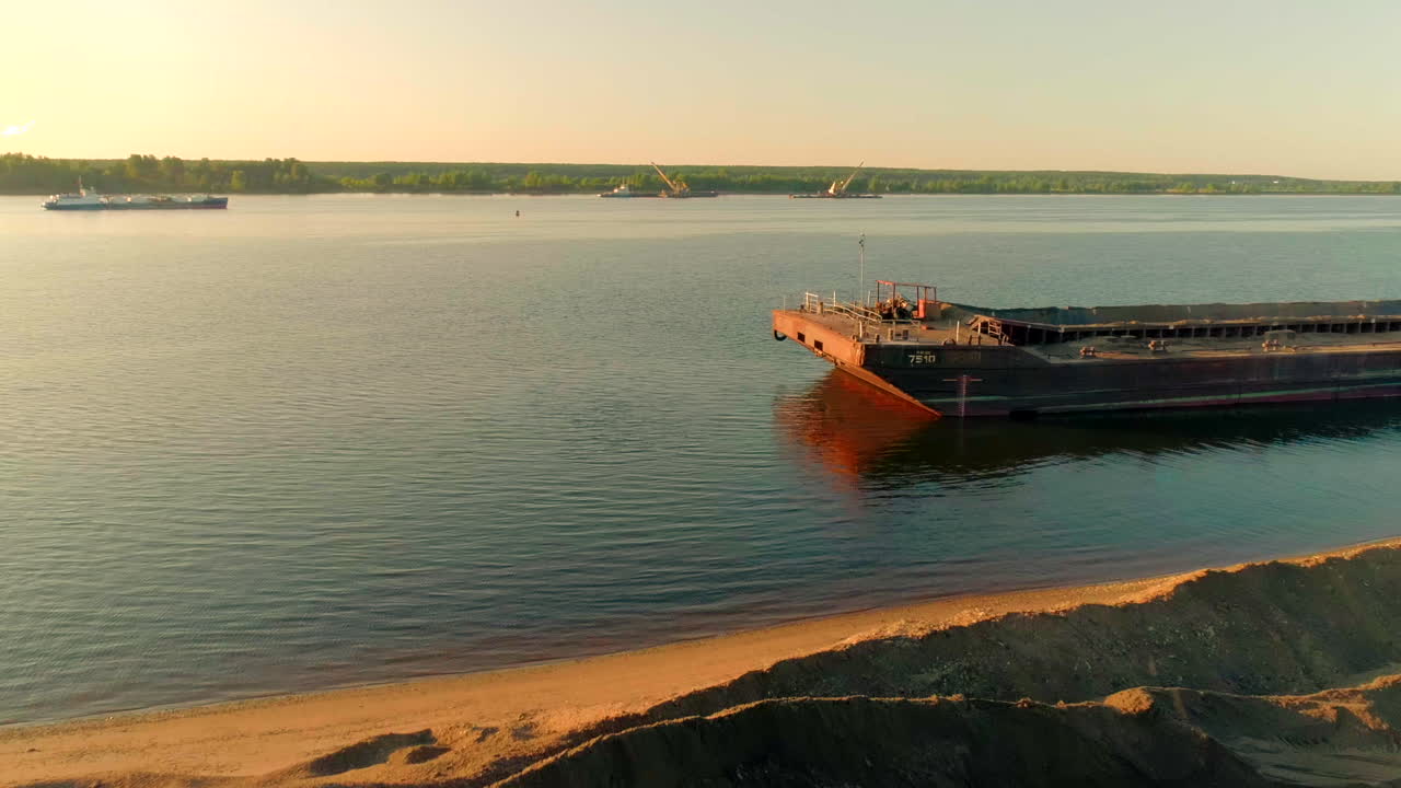 해가 지면 강에 있는 배