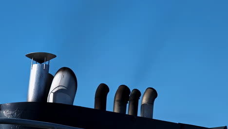 abgase von einer fährschiff-schwerölbrennstoff gegen einen blauen himmel - isolierte nahaufnahme