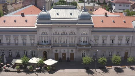 imágenes de drones del ayuntamiento de szolnok en hungría
