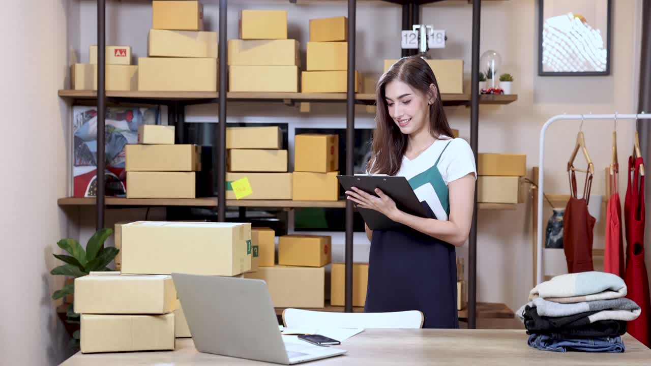 propietario de una pequeña empresa, embalaje de cajas y envío, marketing en línea, negocios en línea, sme.