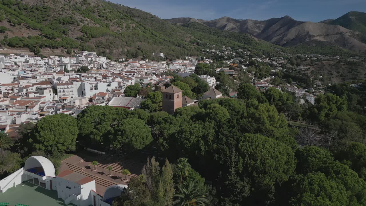 el pueblo de mijas en málaga, españa, enclavado entre exuberantes colinas bajo un cielo despejado, vista aérea