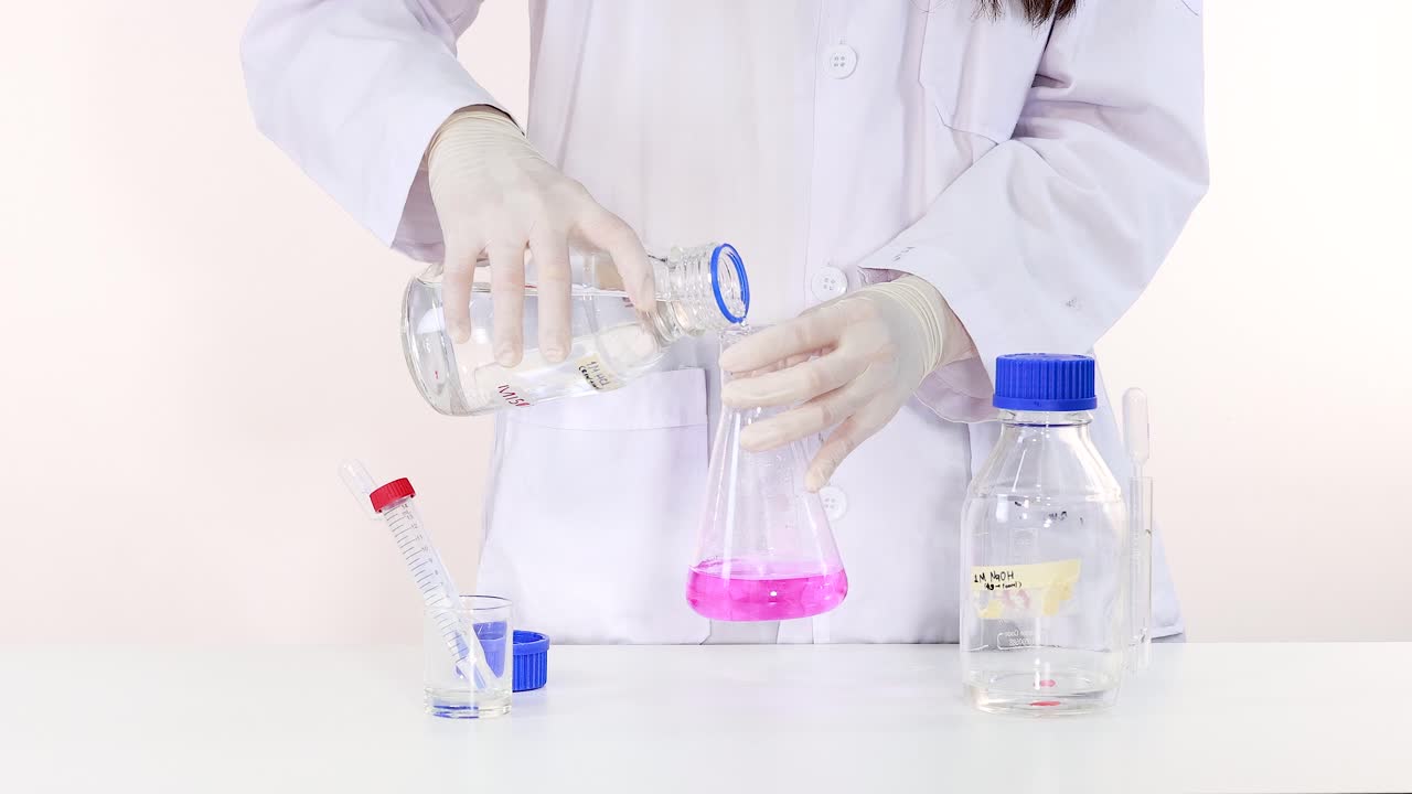 observar el cambio de color en una reacción química