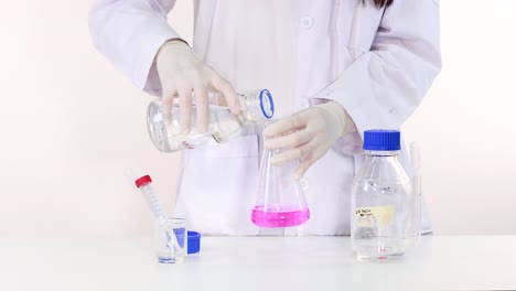 observar el cambio de color en una reacción química