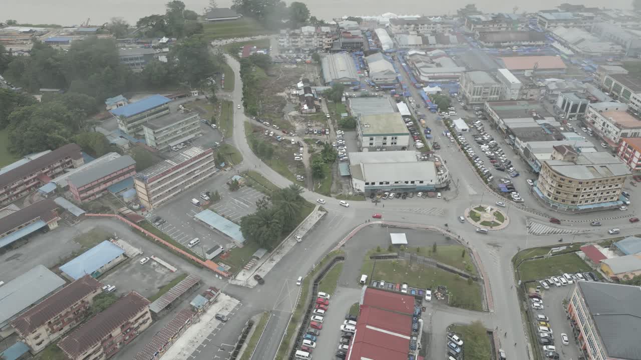 Mistige ochtend, prachtig dronebeeld van de stad Sri Aman aan de Batang Lupar-rivier, tijdens de Regatta en Pesta Benak, Sarawak, Borneo