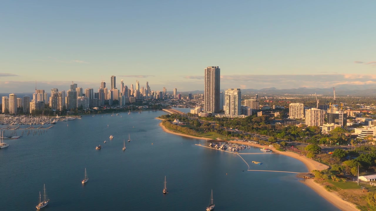 Riprese aeree orizzontali con carrellata a sinistra e panoramica a destra su Southport, Surfers Paradise e la Maratona della Gold Coast, Queensland, Australia