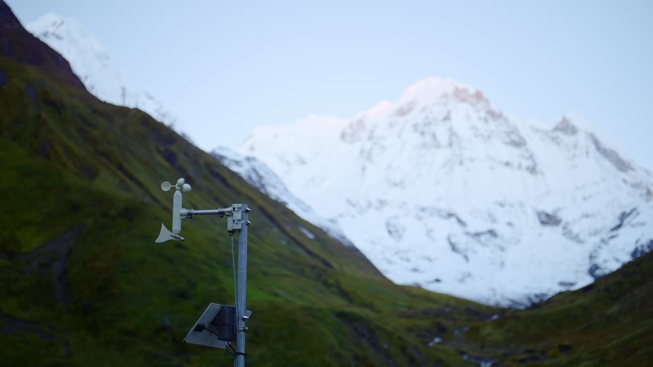instrumento de pronóstico de la velocidad del viento para el tiempo y la meteorología, anemómetro para medir el tiempo ventoso, instrumentos científicos en la ciencia para el pronóstico del tiempo en las montañas nevadas