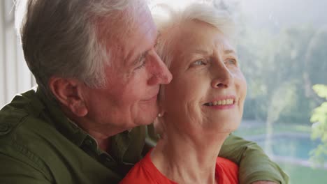 Pareja-Caucásica-Mayor-Pasando-Tiempo-Y-Sonriendo-Juntos-En-Casa