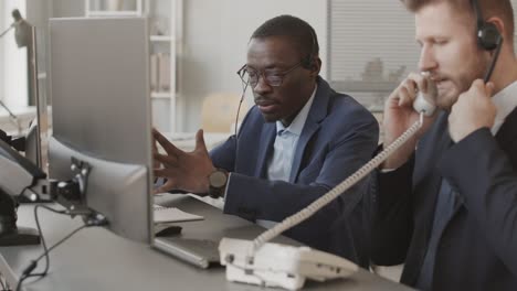 corredores masculinos con auriculares hablando con clientes