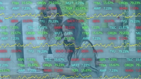 animación del procesamiento de datos financieros sobre un empresario que usa un teléfono inteligente