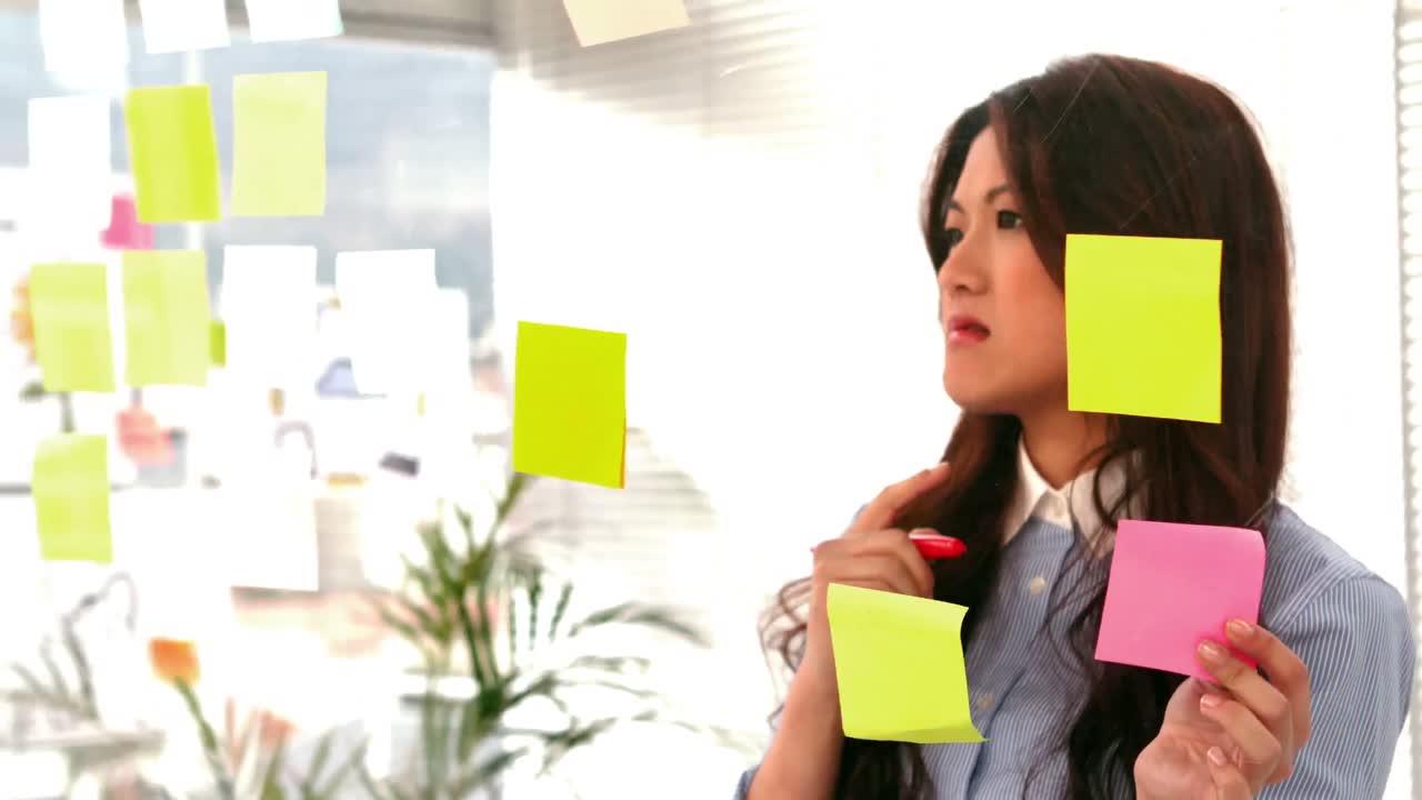 mujer de negocios casual escribiendo en el correo