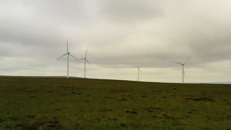 Eine-Gruppe-Von-Windkraftanlagen-Auf-Einem-Hügel