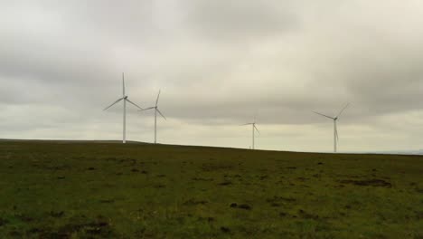 un grupo de aerogeneradores en una colina