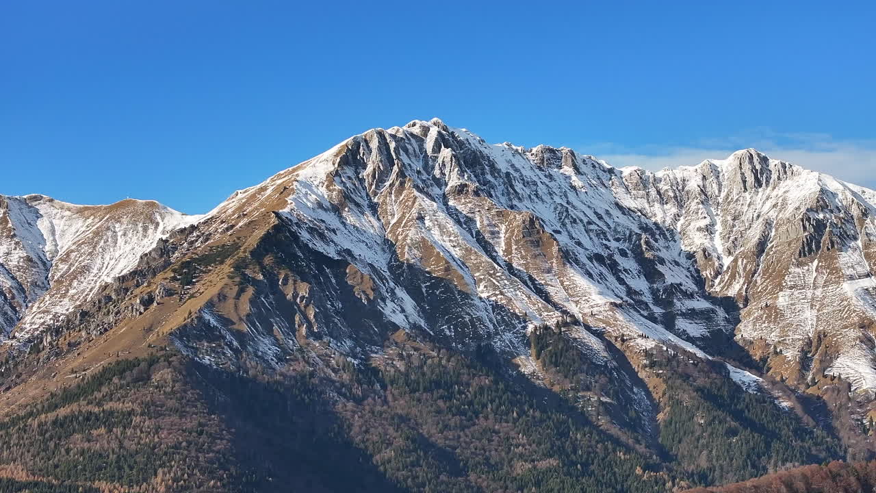 vista aérea de los alpes orobie con nieve en un día soleado