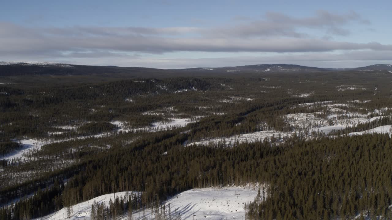 Flygfoto med drönare över vinterlandskap i norra Sverige.