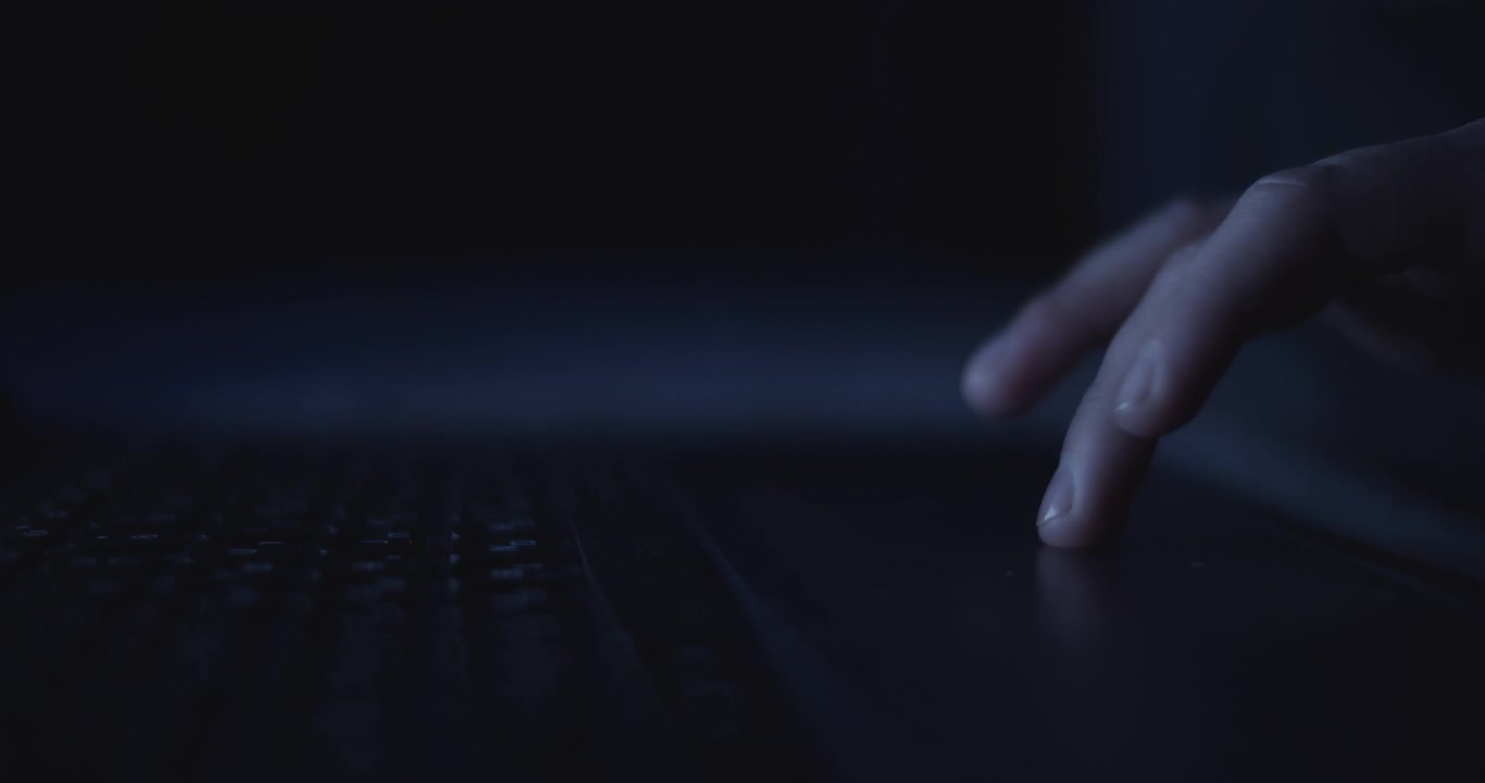 Donna che naviga sui social media di notte