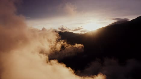 amanecer o atardecer sobre un valle montañoso con nubes