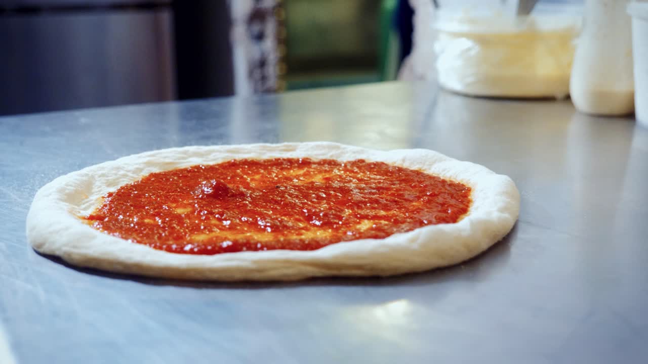 전통적인 이탈리아 피자 가게에서 진정한 피자를 만드는 과정, 셰프가 피자에 토핑을 첨가하는 과정