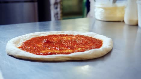 proceso auténtico de elaboración de la pizza en una pizzería italiana tradicional, con el chef añadiendo ingredientes a la pizza