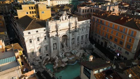 Filmische-Drohnenaufnahme-über-Dem-Wunderschönen-Trevi-Brunnen-In-Rom,-Italien