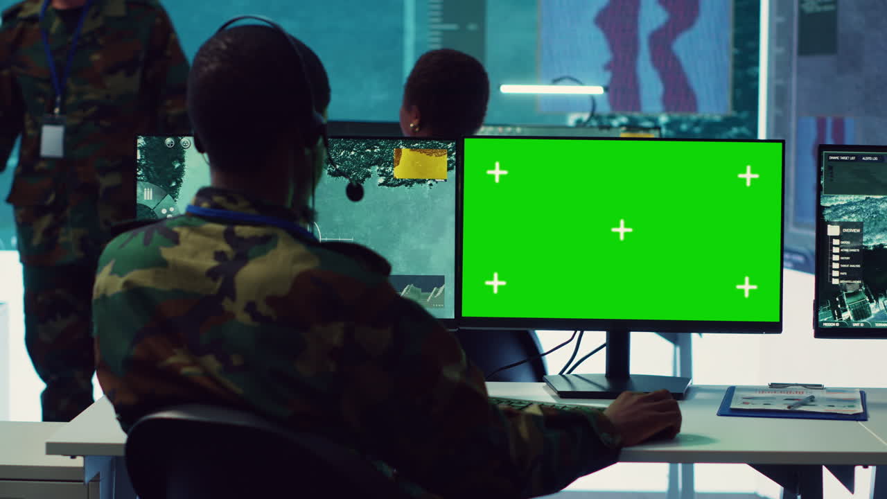 operador de la sala de control rastreando todos los barcos anclados a lo largo de la línea costera