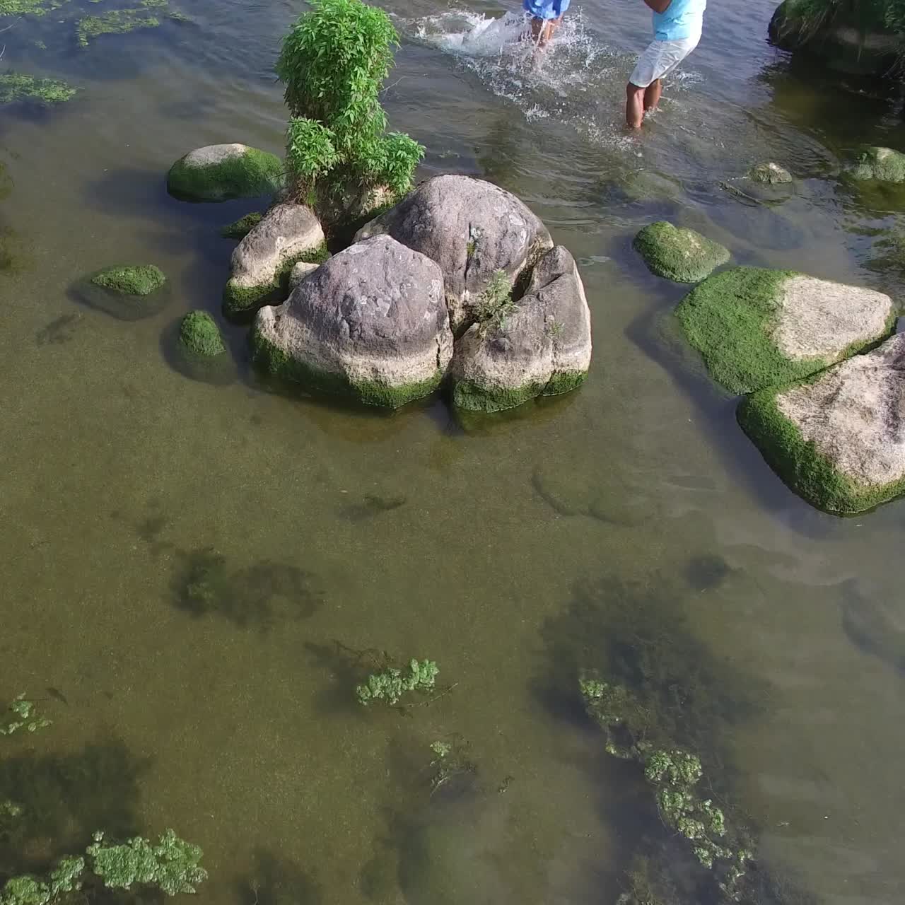 Coppia che cammina lungo il fiume