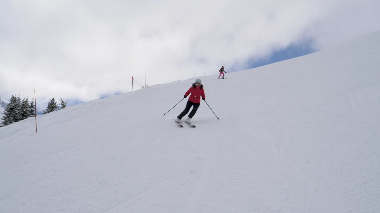 스키 선수 들 이 겨울 스키 리조트 에서 산 아래로 내려가는 어려움