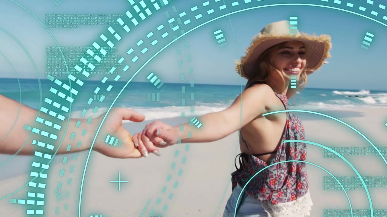 Main du partenaire guidant une femme sur la plage, se retournant, ajustant son chapeau, souriant, avec une interface HUD cyan pour le voyage.