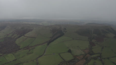 toma de drones de la campiña inglesa ondulada con colinas y campos