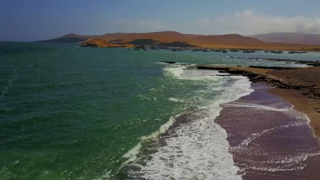 Luftaufnahmen-Entlang-Der-Küste-Von-Mirador-Playa-Roja-Und-Ansichten-Von-Lagunillas-Mit-Fischerbooten,-Peru,-Südamerika