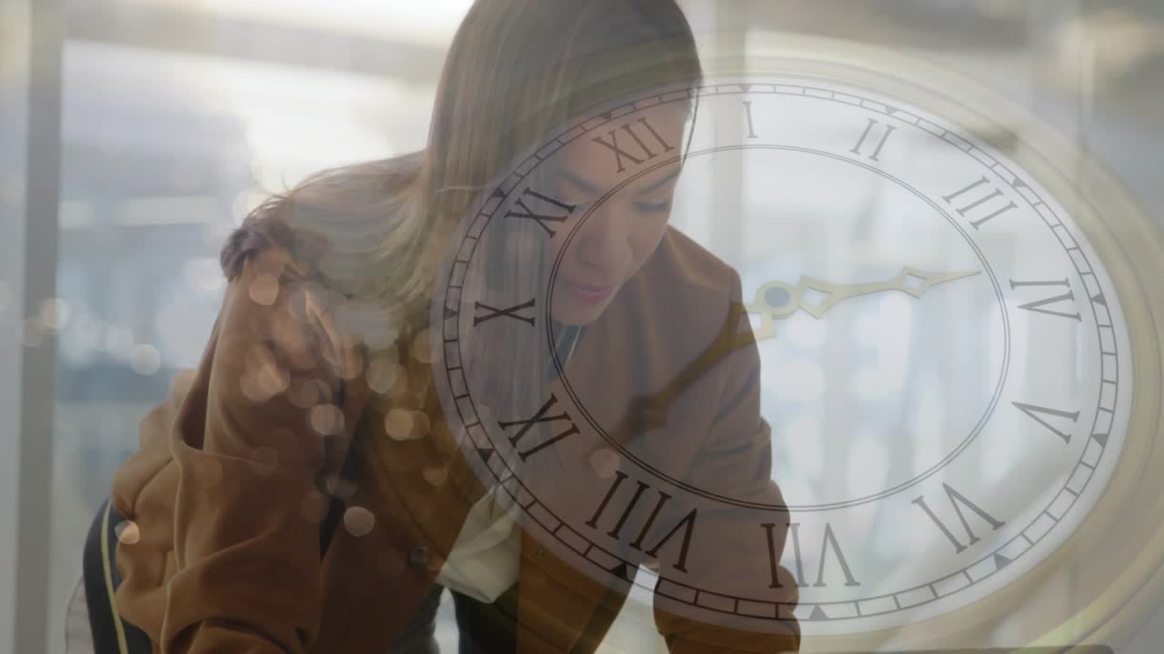 Donna che risponde al telefono mentre controlla il laptop e gli appunti, orologio e onde tenui che indicano la concentrazione sul business