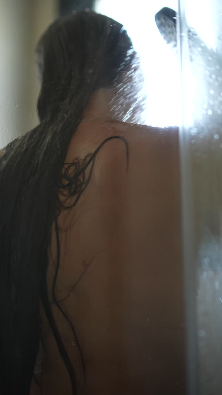 샤워를하는 여자