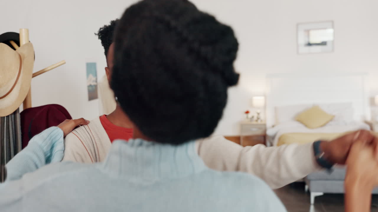 행복하고, 춤추고, 사랑하는 커플의 미소