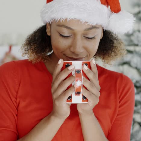 mujer joven disfrutando de un café caliente en navidad